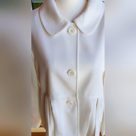 Ladies white jacket - Picture 3 of 3